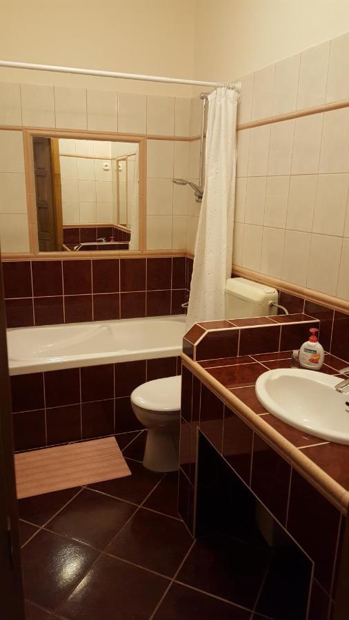 Laetitia Panzió Acomodação com café da manhã Kaposvár Exterior foto