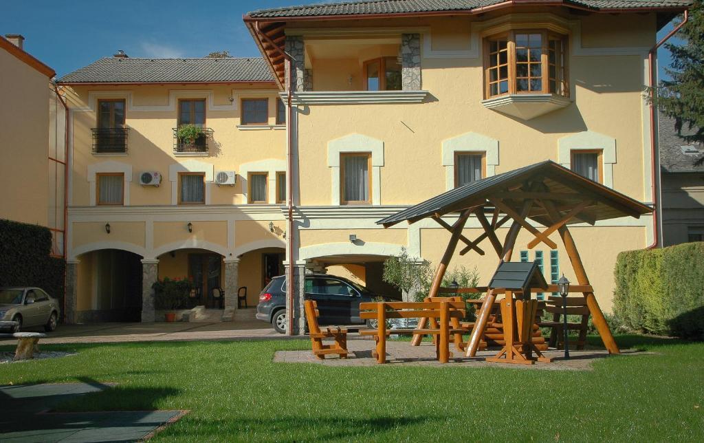 Laetitia Panzió Acomodação com café da manhã Kaposvár Exterior foto